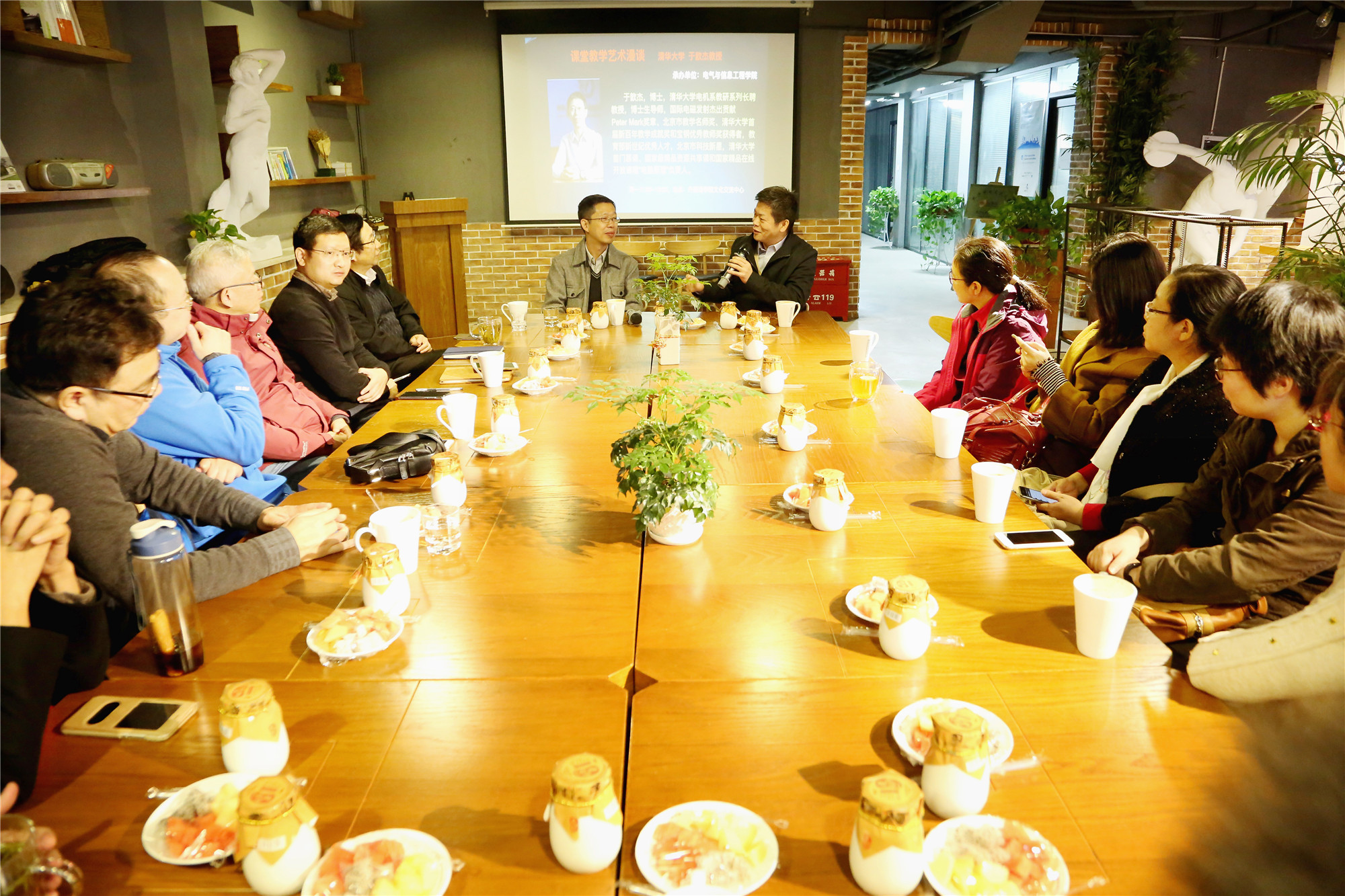 6 清华大学于歆杰教授来校交流教学经验,邓卫参加午餐会.jpg